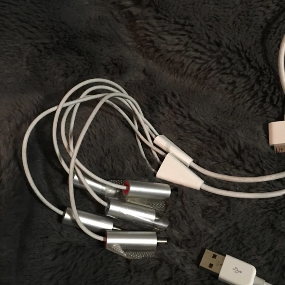 Apple AV Composite Video to TV-RCA Cable USB for Apple iPad 1 iPad 2 iPhone iPod